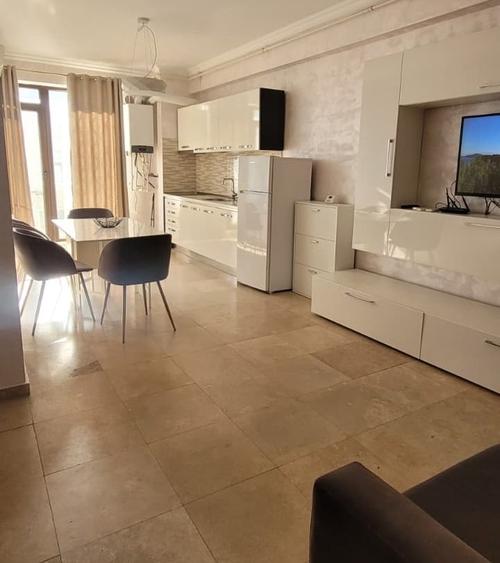Apartament cu 3 camere semidecomandat, mobilat în Central