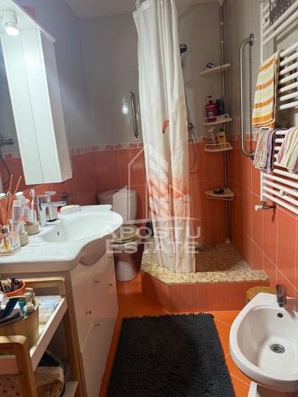 Casă individuală cu 6 camere cu Canalizare în Ghiroda