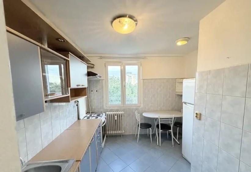 Apartament cu 3 camere decomandat în Drumul Taberei