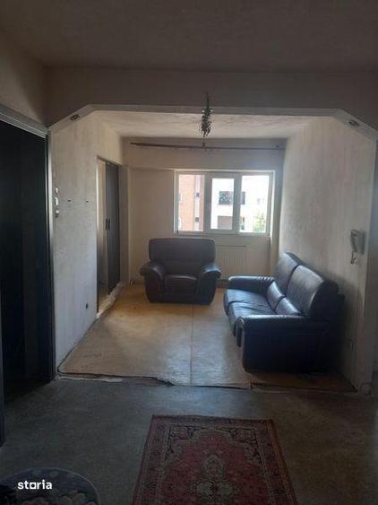 Apartament cu 4 camere decomandat în Central