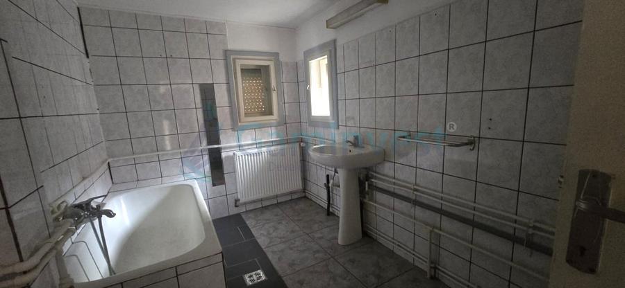 Casă individuală cu 6 camere cu Canalizare în Cantemir