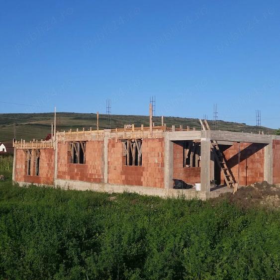 Casă cu 4 camere cu Teren 1800 Mp în Gădălin