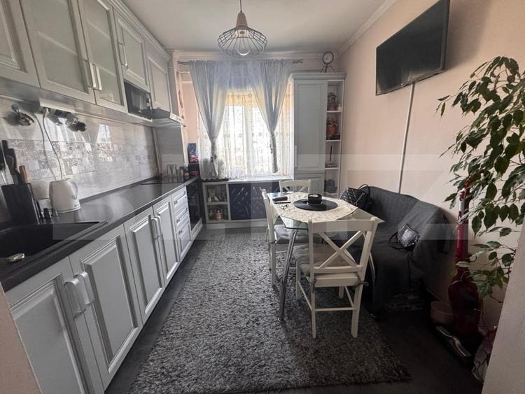 Apartament cu 3 camere decomandat, mobilat în Mircea cel Bătrân