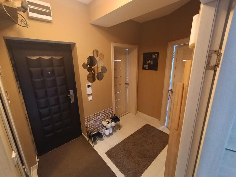 Apartament cu 3 camere semidecomandat în Vișan