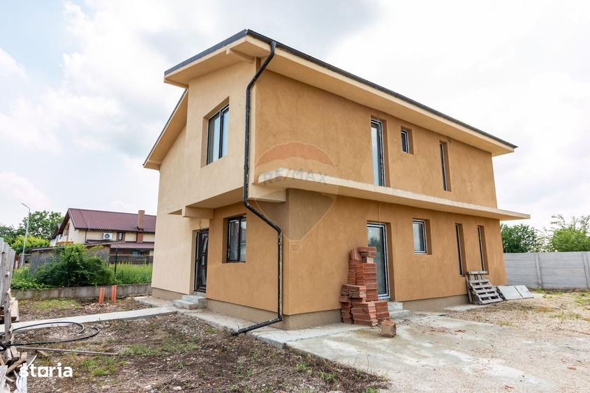 Casă cu 4 camere în Dumbrăveni