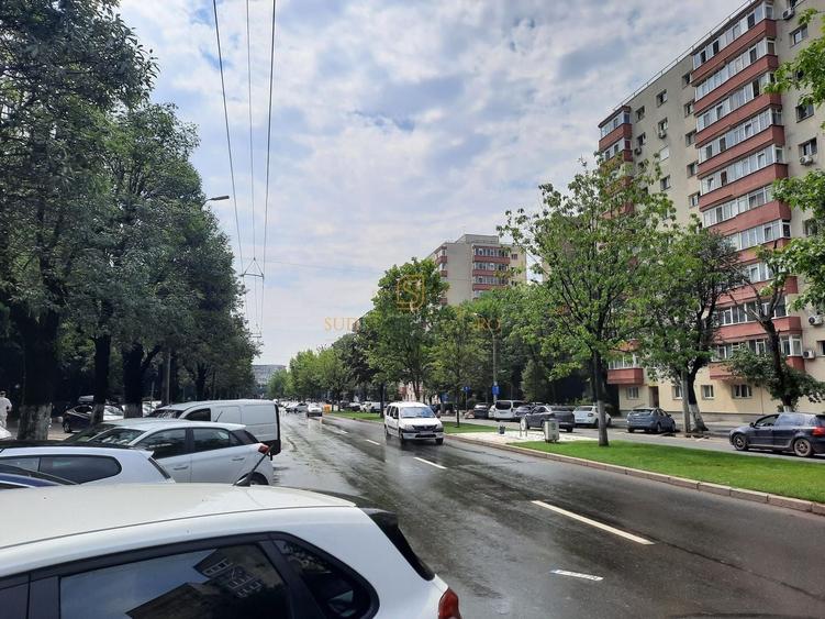 Apartament cu 3 camere semidecomandat în Berceni