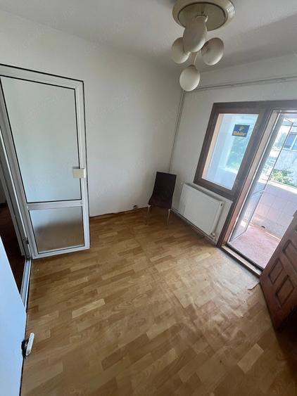 Apartament cu 4 camere decomandat în CET
