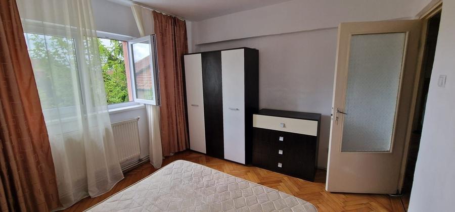 Apartament cu 3 camere decomandat în Cetate
