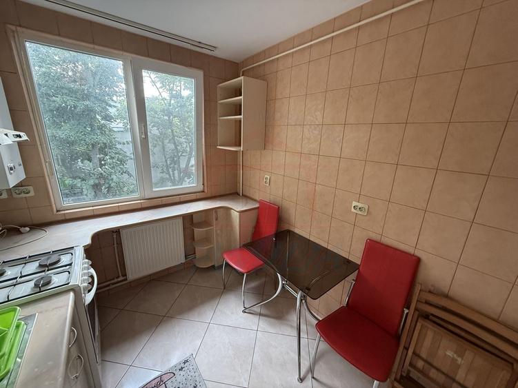 Apartament cu 3 camere semidecomandat, mobilat în Central
