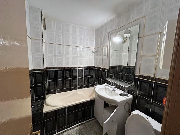 Apartament cu 3 camere decomandat, mobilat în Central