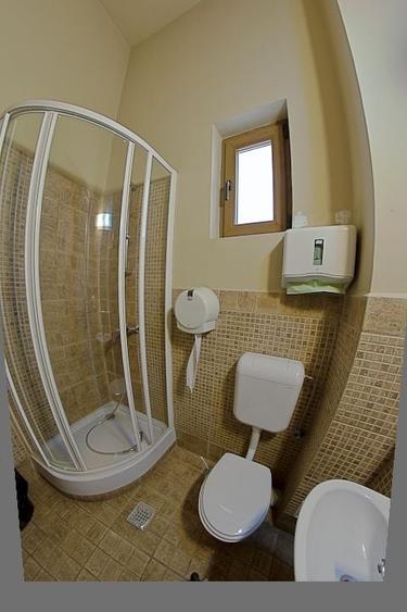 Casă individuală cu 16 camere cu Canalizare în P-ța Romană