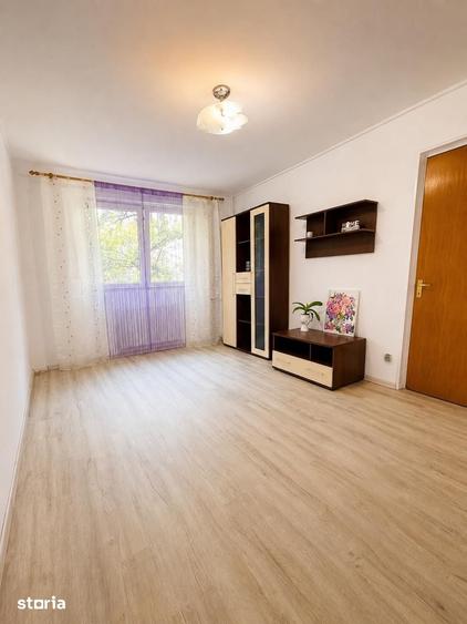 Apartament cu 3 camere semidecomandat în Tei