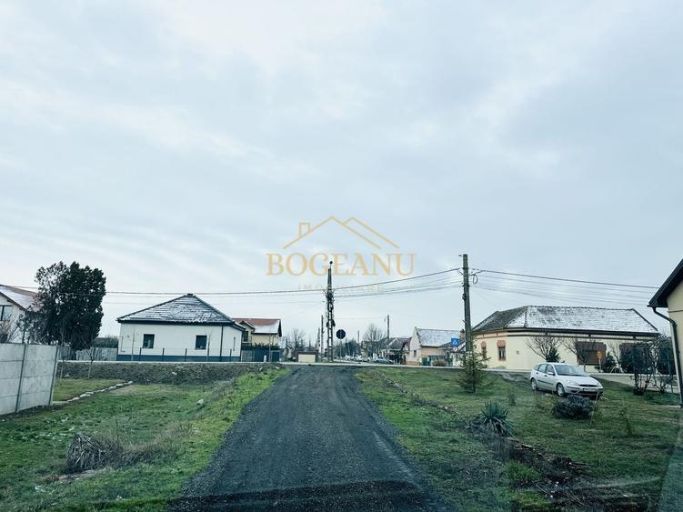 Teren Construcții intravilan de 694 mp, în Sânmihaiu Român