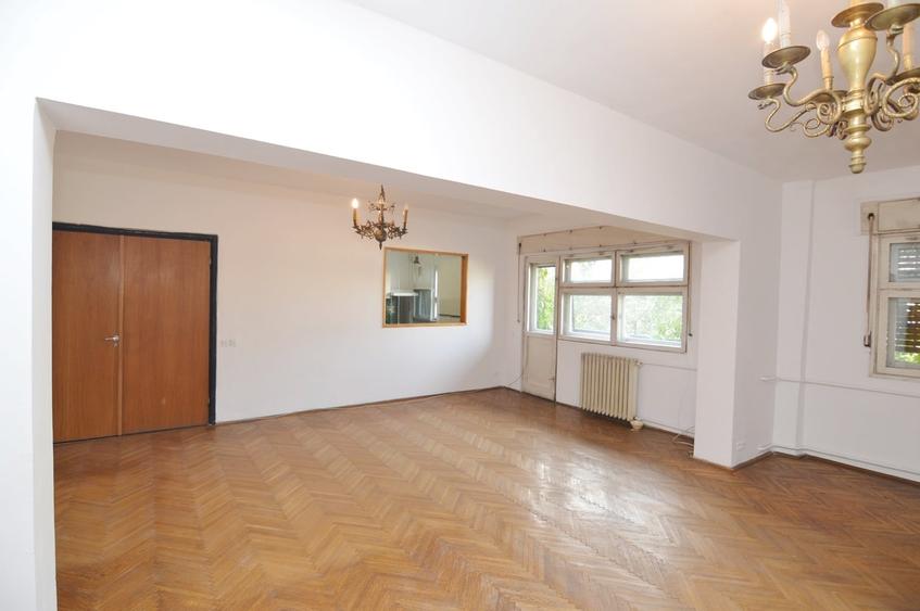 Apartament cu 4 camere semidecomandat în Cișmigiu