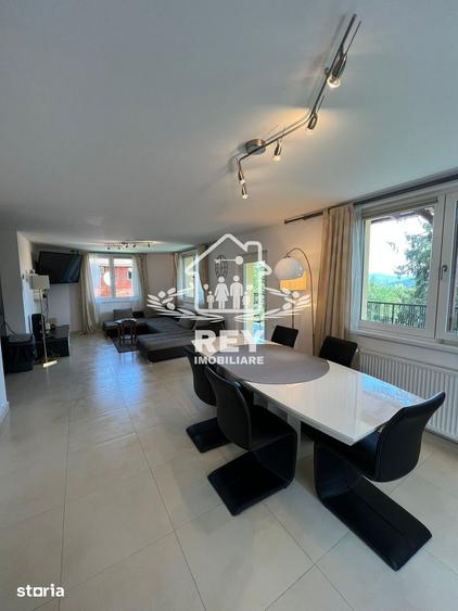 Casă cu 10 camere cu Teren 250 Mp în Central