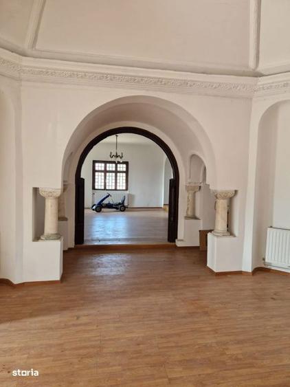 Casă cu 10 camere cu Teren 95000 Mp în Central