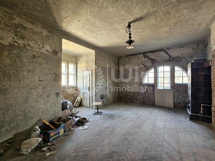 Casă individuală cu 12 camere cu Canalizare în Central