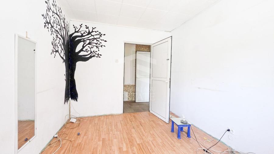 Apartament cu 4 camere semidecomandat în Apusului