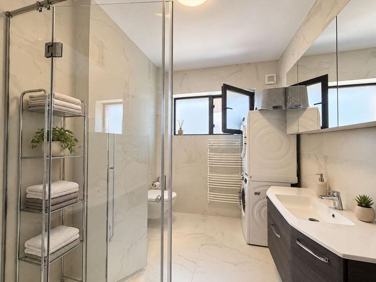 Casă individuală cu 9 camere cu Canalizare în Central