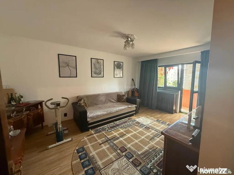 Apartament cu 3 camere decomandat în Tineretului