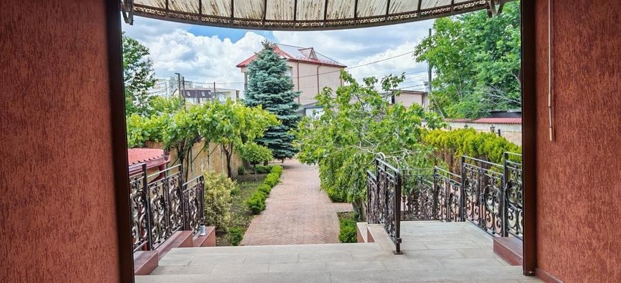Casă individuală cu 7 camere cu Piscina în Eroii Revoluției