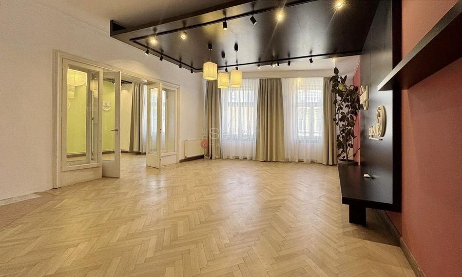 Apartament cu 4 camere semidecomandat în Centrul Istoric
