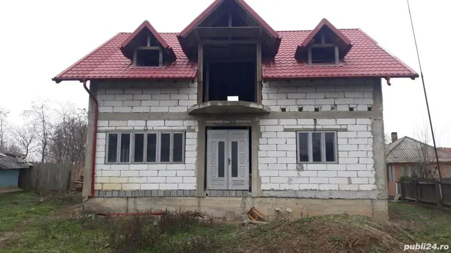 Casă cu 5 camere în Roman