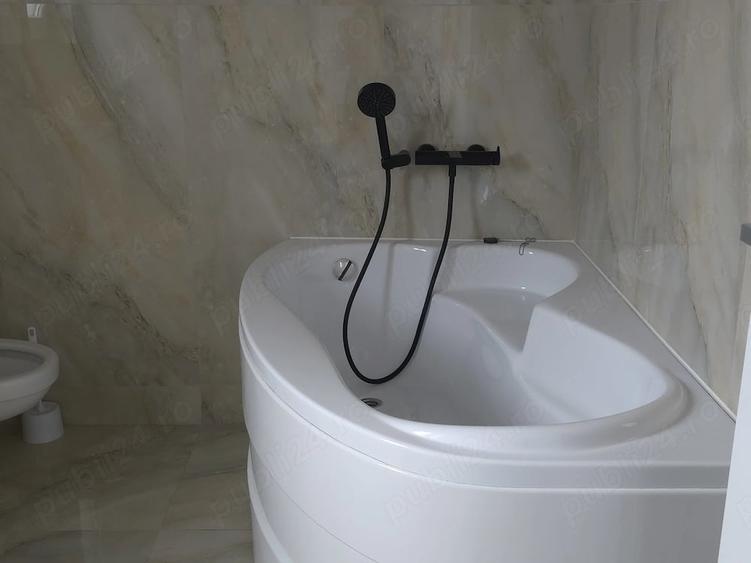 Casă cu 5 camere cu Teren 70 Mp în Central
