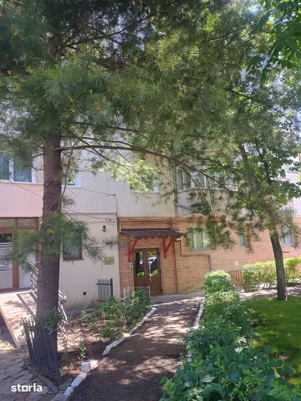 Apartament cu 3 camere decomandat în Cornișa