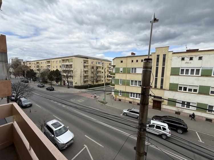 Apartament cu 3 camere decomandat în Central