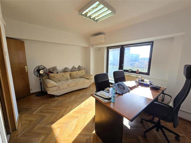 Apartament cu 5 camere decomandat în Splaiul Unirii