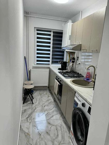 Apartament cu 2 camere semidecomandat în Craiovița Nouă