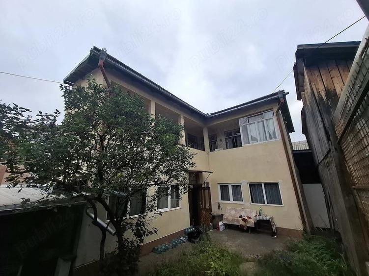 Casă cu 5 camere cu Teren 240 Mp în Central