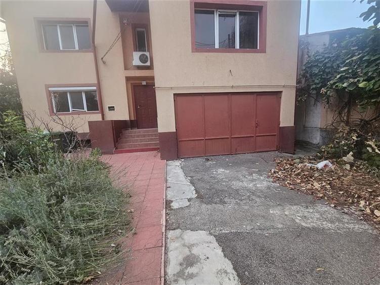 Casă individuală cu 6 camere cu Canalizare în Bucureștii Noi