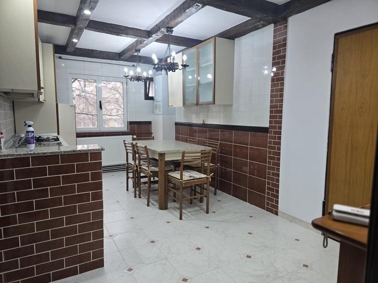 Apartament cu 3 camere decomandat, mobilat în Aradului