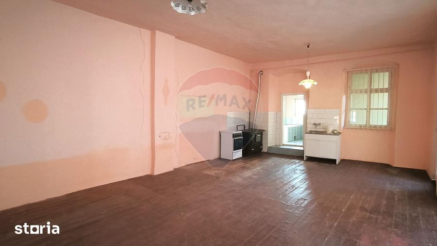 Casă cu 7 camere cu Teren 317 Mp în Central