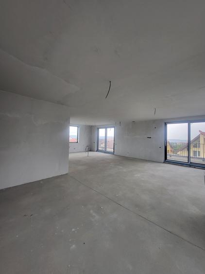 Penthouse cu 4 camere decomandat în Europa