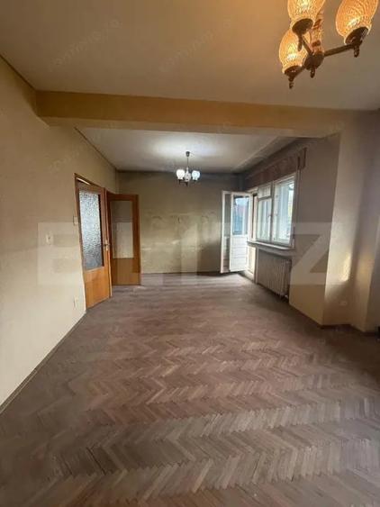 Apartament cu 4 camere semidecomandat în Central