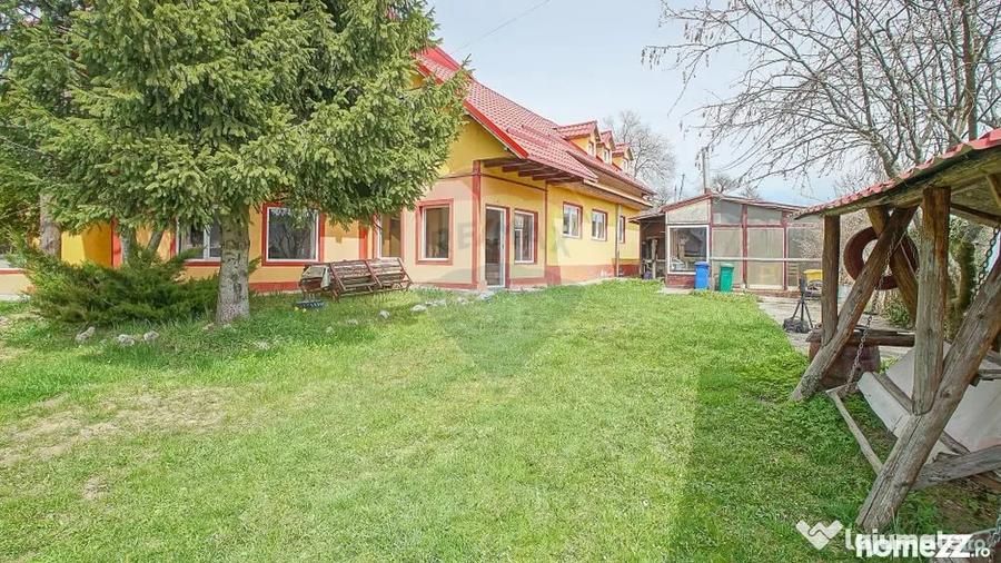 Casă cu 11 camere cu Teren 712 Mp în Fundata