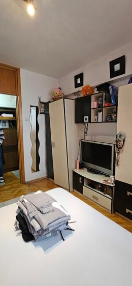 Apartament cu 3 camere semidecomandat, mobilat în Iancului