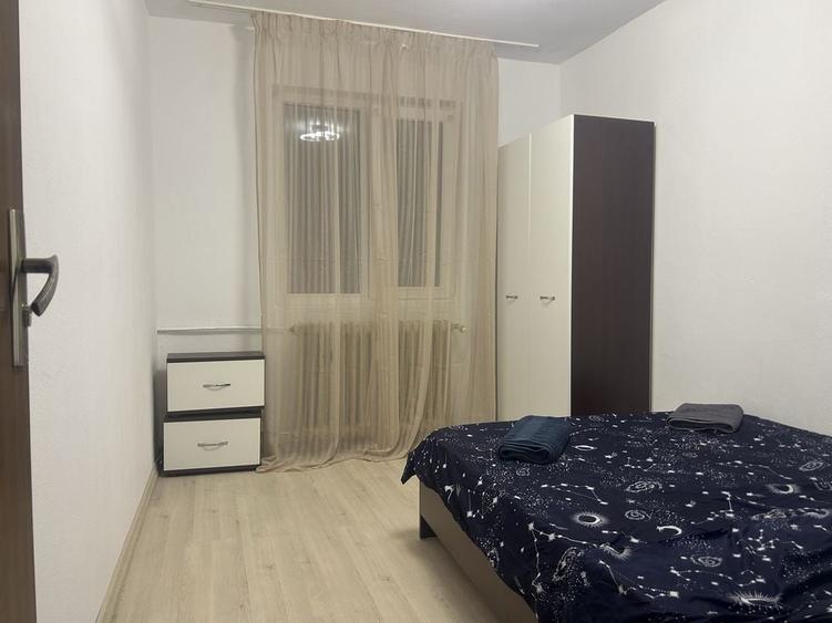 Apartament cu 3 camere decomandat în Craiovița Nouă