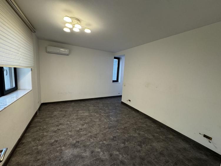 Casă individuală cu 9 camere cu Canalizare în P-ța Unirii