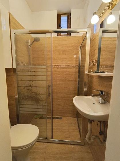 Apartament cu 3 camere semidecomandat, mobilat în 1 Mai
