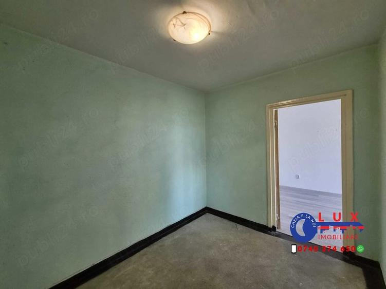 Apartament cu 3 camere decomandat în Piața Nouă