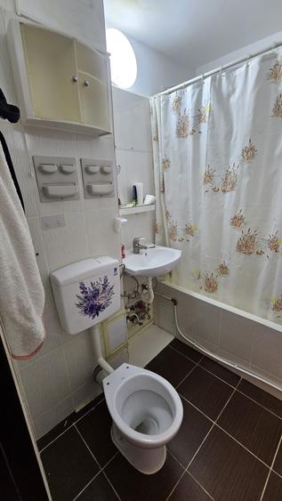 Garsonieră decomandată în Roșu
