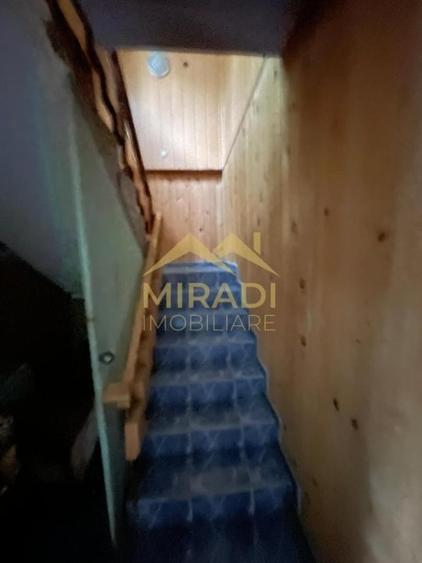 Casă individuală cu 7 camere cu Canalizare în Central