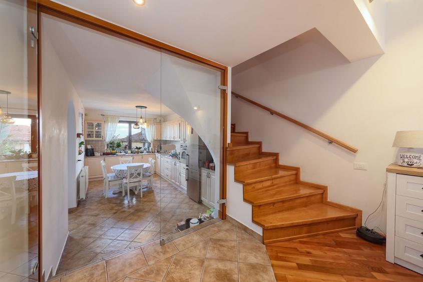 Duplex cu 4 camere cu Canalizare în Central