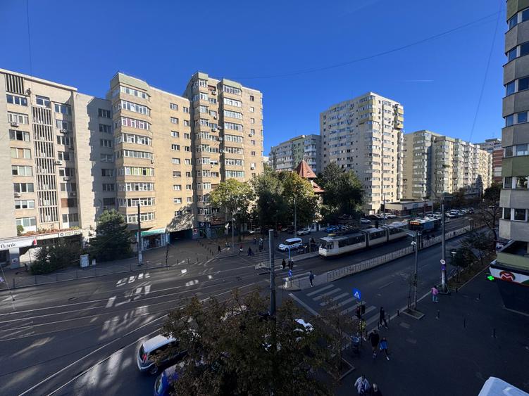 Apartament cu 4 camere decomandat în Iancului