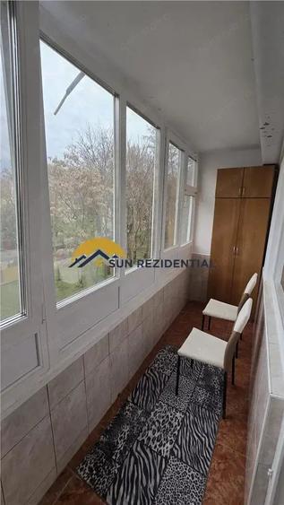 Apartament cu 3 camere semidecomandat în Berceni