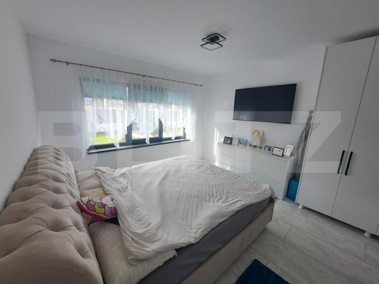 Casa parter cu priveliste spre munte,singur in curte - 11